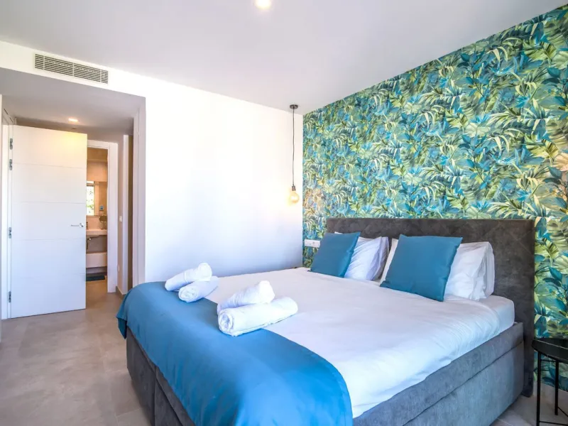 Bright 2-Bedroom Apartment with Terrace, Solarium & Premium Amenities in Fuengirola Reduced to €565,000 for a Quick Sale
