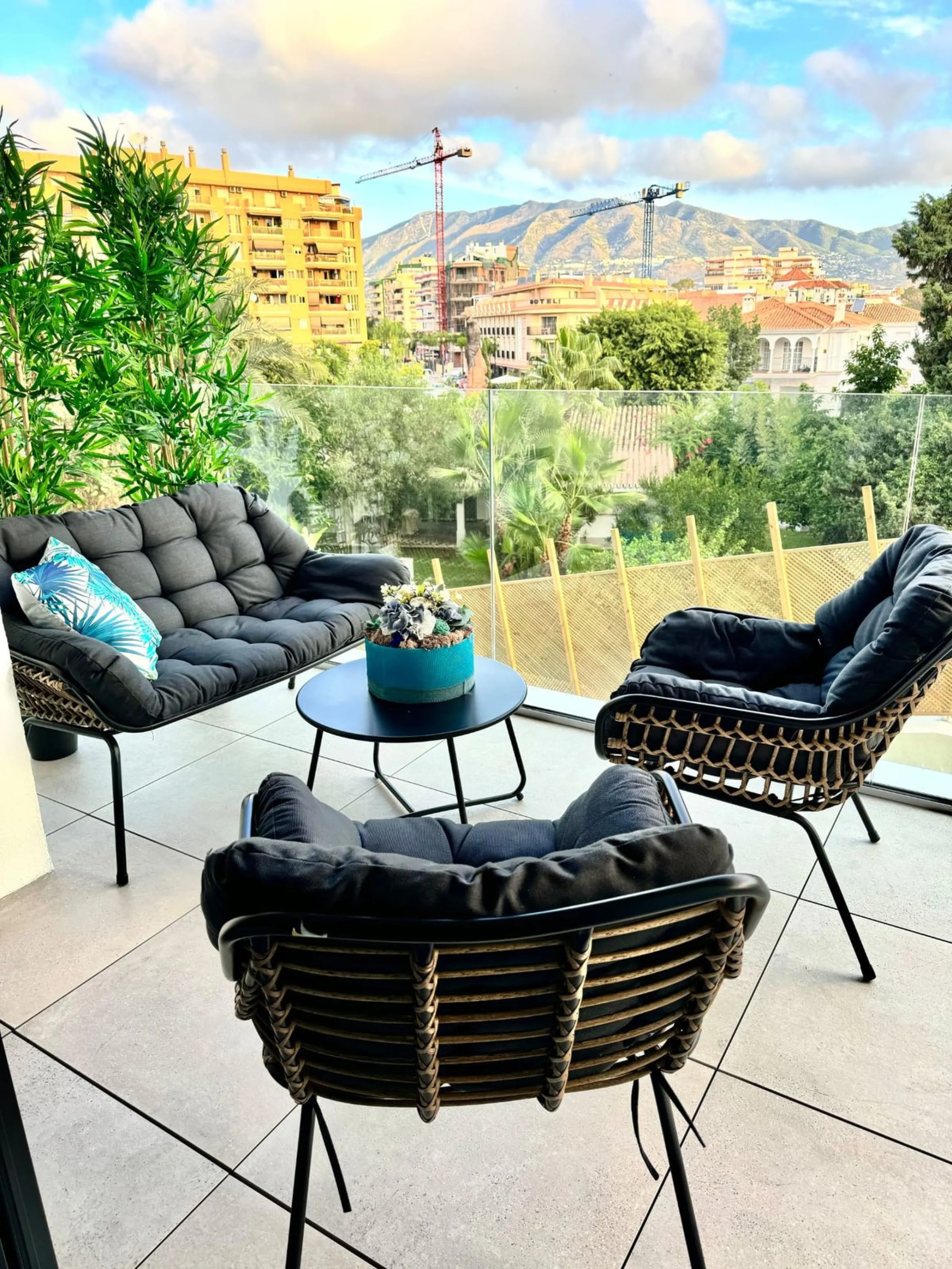 Bright 2-Bedroom Apartment with Terrace, Solarium & Premium Amenities in Fuengirola Reduced to €565,000 for a Quick Sale