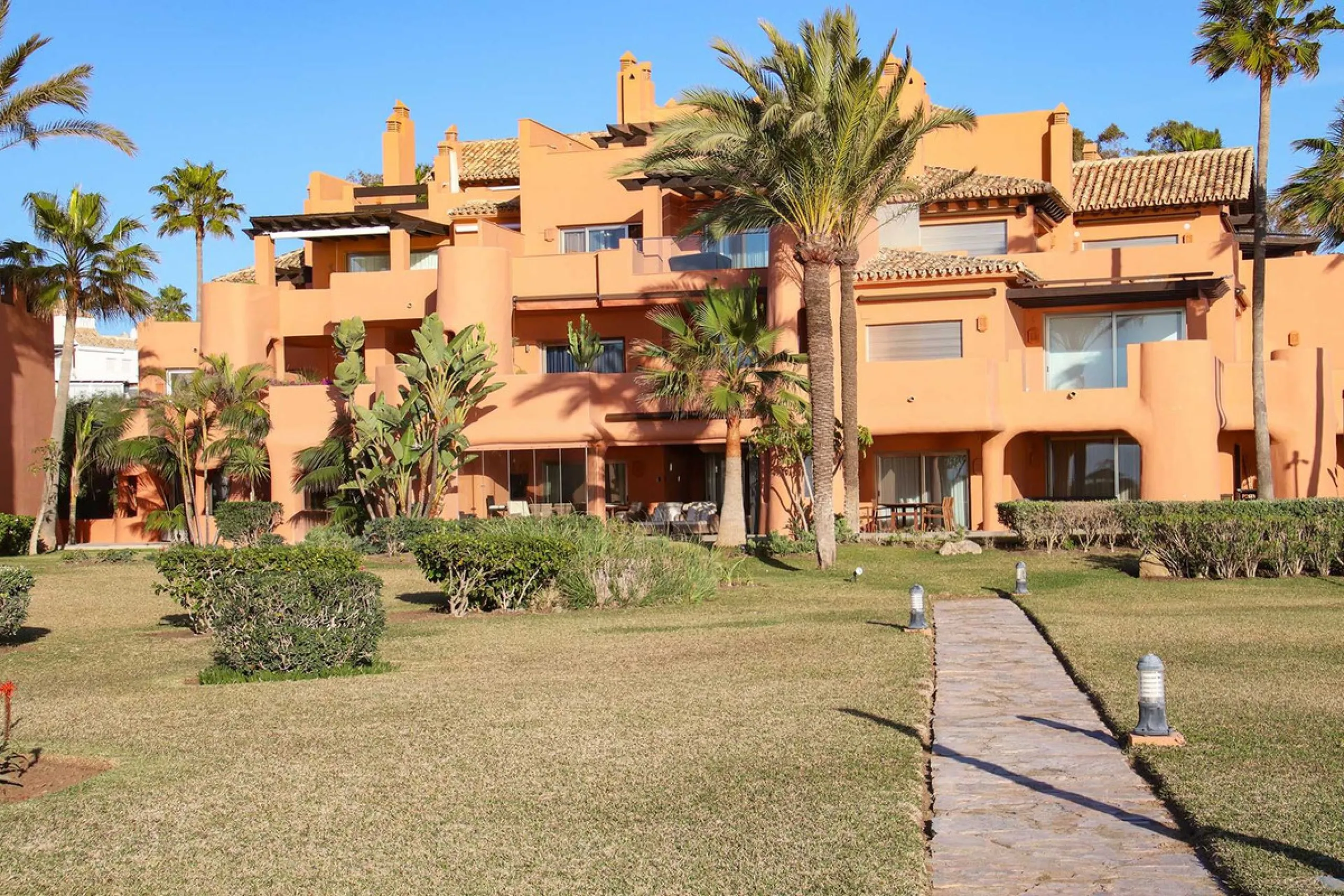 Apartment - Ground Floor Apartment в продаже в Marbella, Málaga. В доме 4 спален и 4 ванных комнат. Площадь дома 186 м²