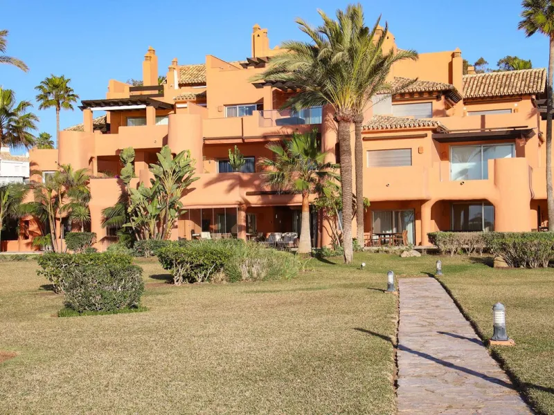 We present this exclusive property two steps from the golden sand of one of the best beaches in Marbella East. This large ground floor apartment with direct access to the beach, is located in the luxurious urbanization of La Morera Playa, in the Reserve d