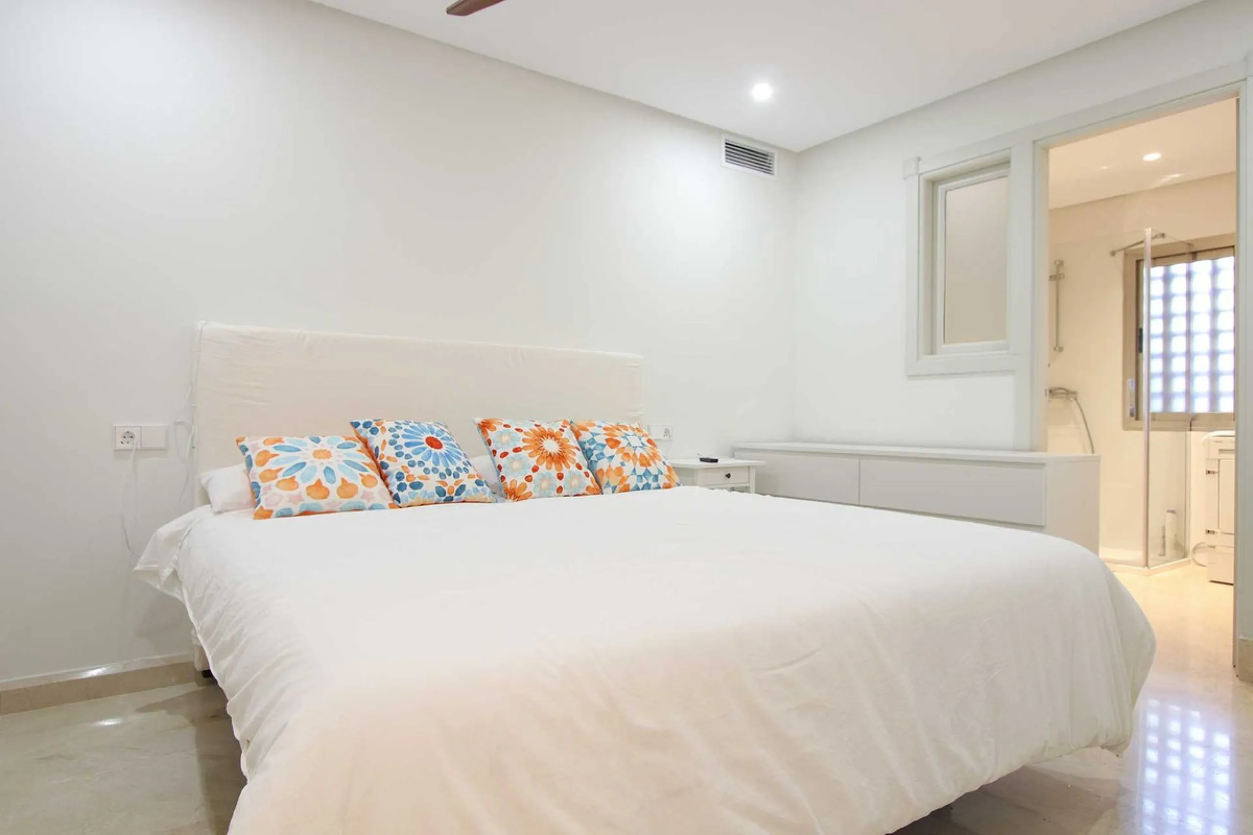 Apartment - Ground Floor Apartment в продаже в Marbella, Málaga. В доме 4 спален и 4 ванных комнат. Площадь дома 186 м²