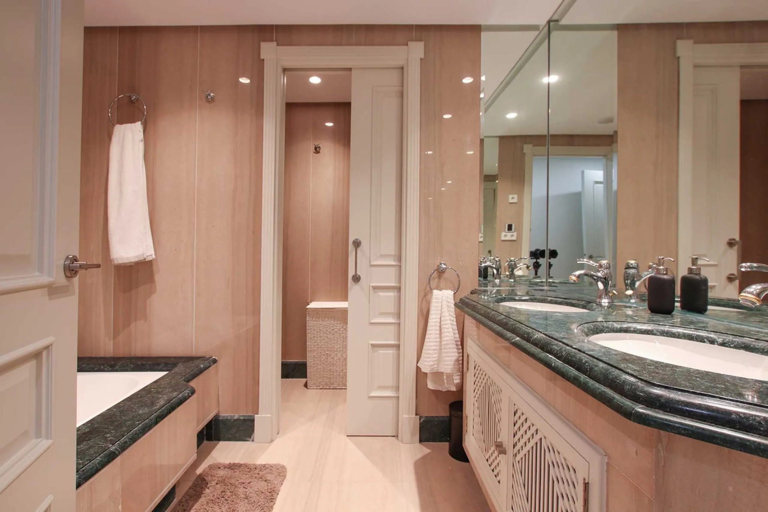 Apartment - Ground Floor Apartment в продаже в Marbella, Málaga. В доме 4 спален и 4 ванных комнат. Площадь дома 186 м²
