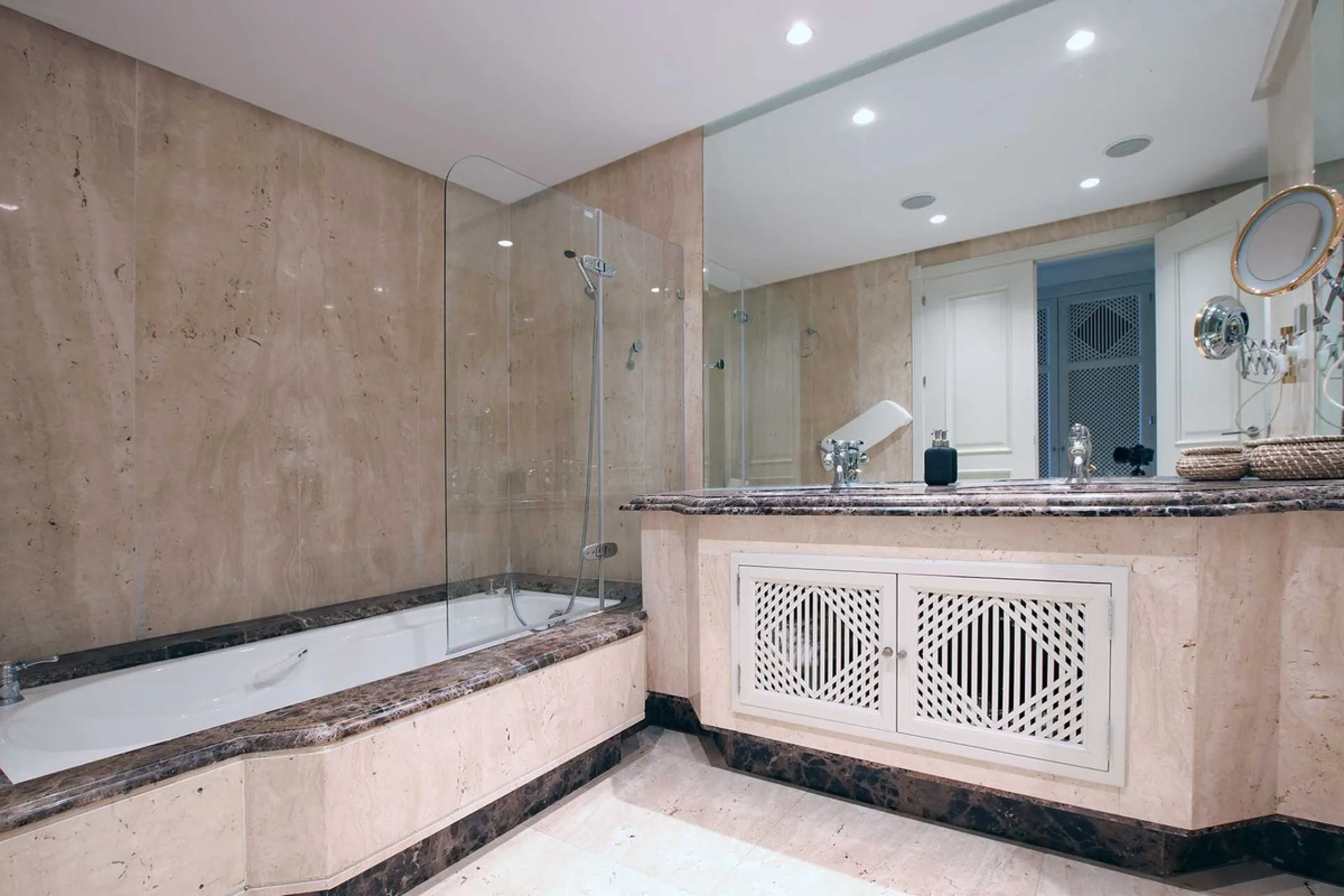 Apartment - Ground Floor Apartment в продаже в Marbella, Málaga. В доме 4 спален и 4 ванных комнат. Площадь дома 186 м²