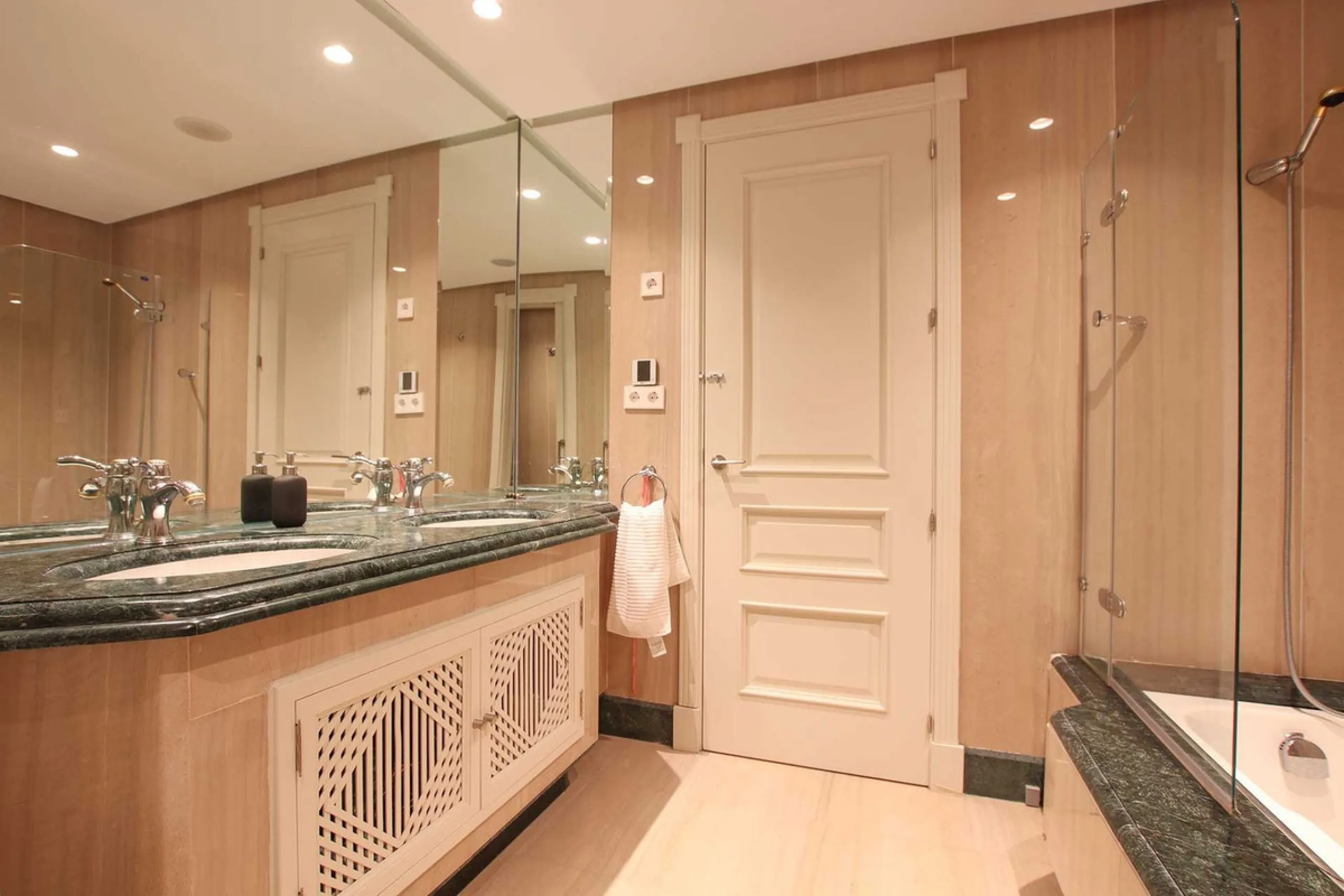 Apartment - Ground Floor Apartment в продаже в Marbella, Málaga. В доме 4 спален и 4 ванных комнат. Площадь дома 186 м²