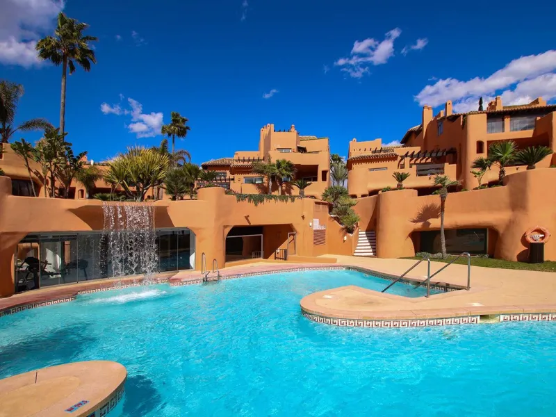 Apartment - Ground Floor Apartment в продаже в Marbella, Málaga. В доме 4 спален и 4 ванных комнат. Площадь дома 186 м²