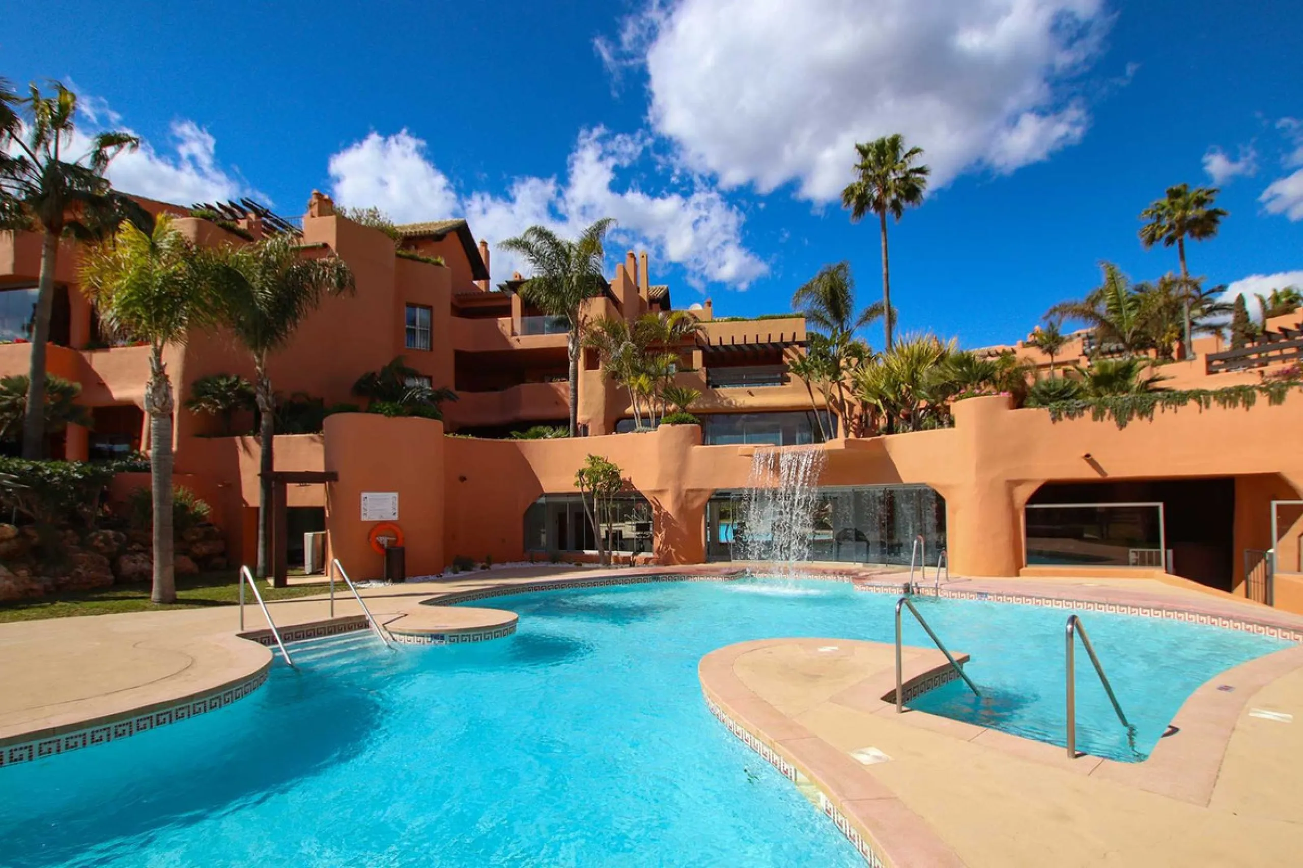 Apartment - Ground Floor Apartment в продаже в Marbella, Málaga. В доме 4 спален и 4 ванных комнат. Площадь дома 186 м²