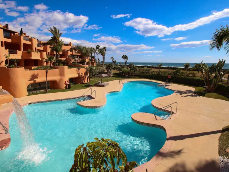 Apartment - Ground Floor Apartment в продаже в Marbella, Málaga. В доме 4 спален и 4 ванных комнат. Площадь дома 186 м²