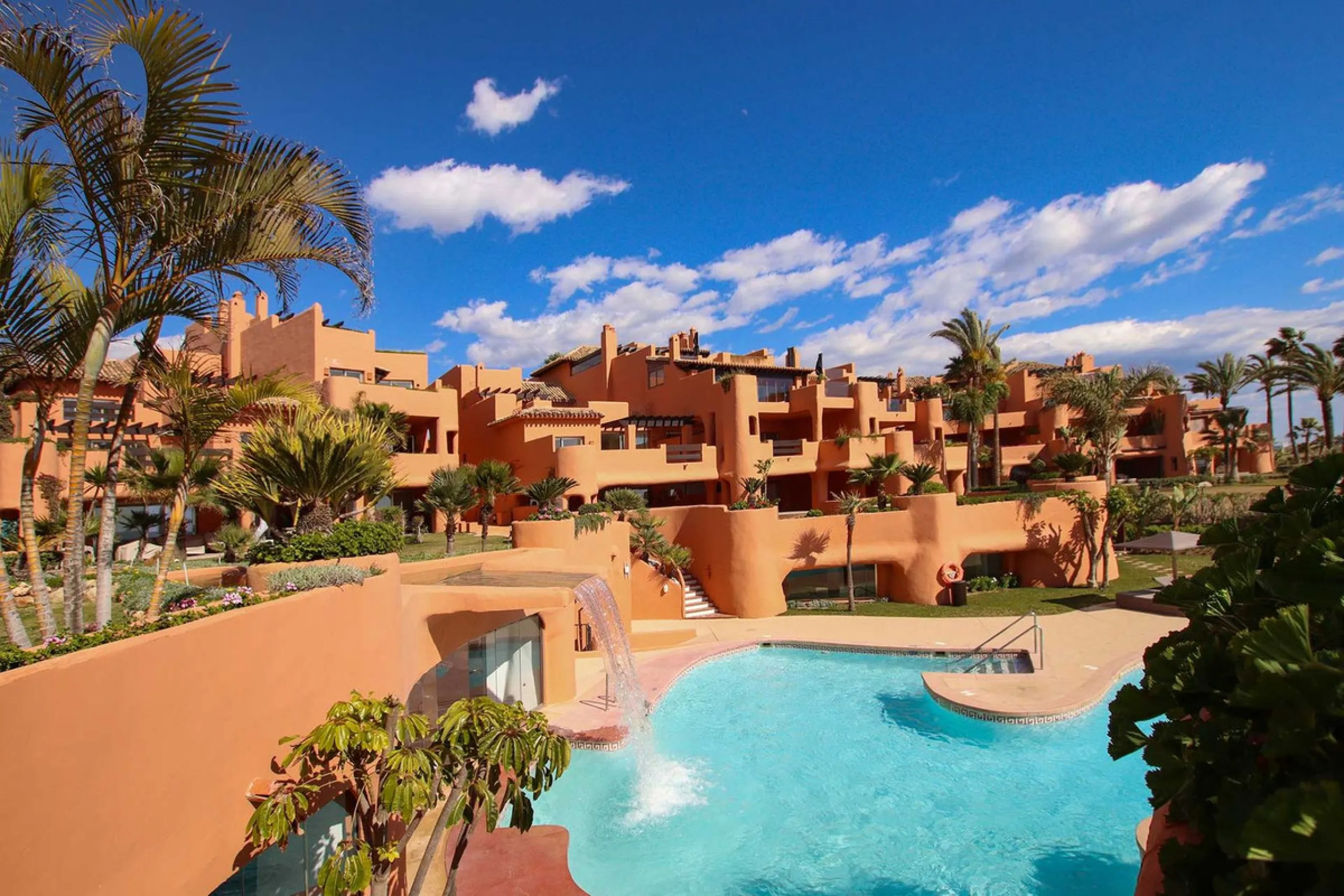 Apartment - Ground Floor Apartment в продаже в Marbella, Málaga. В доме 4 спален и 4 ванных комнат. Площадь дома 186 м²