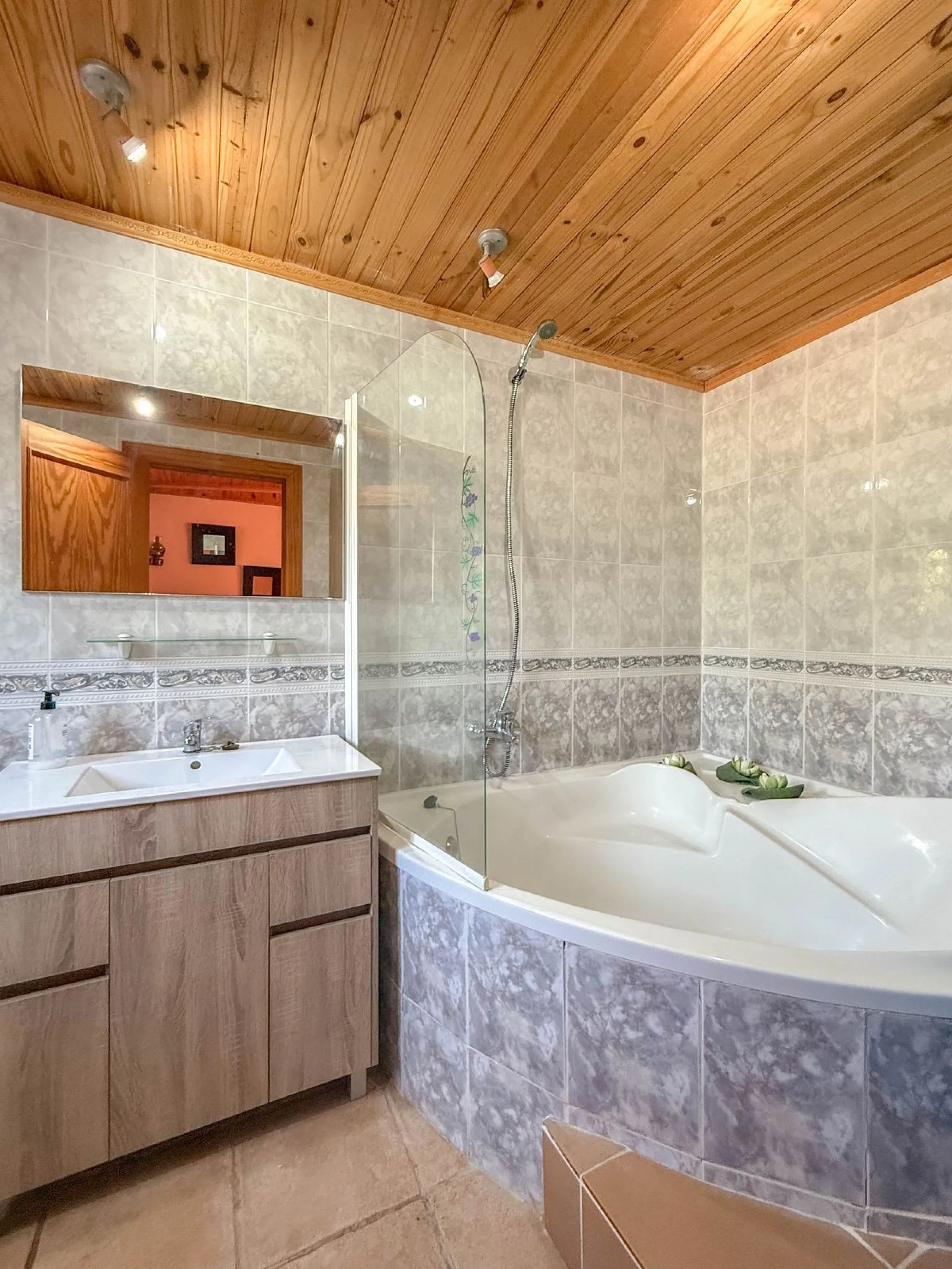 Geräumige Villa mit separatem Gästeappartement in ruhiger Lage