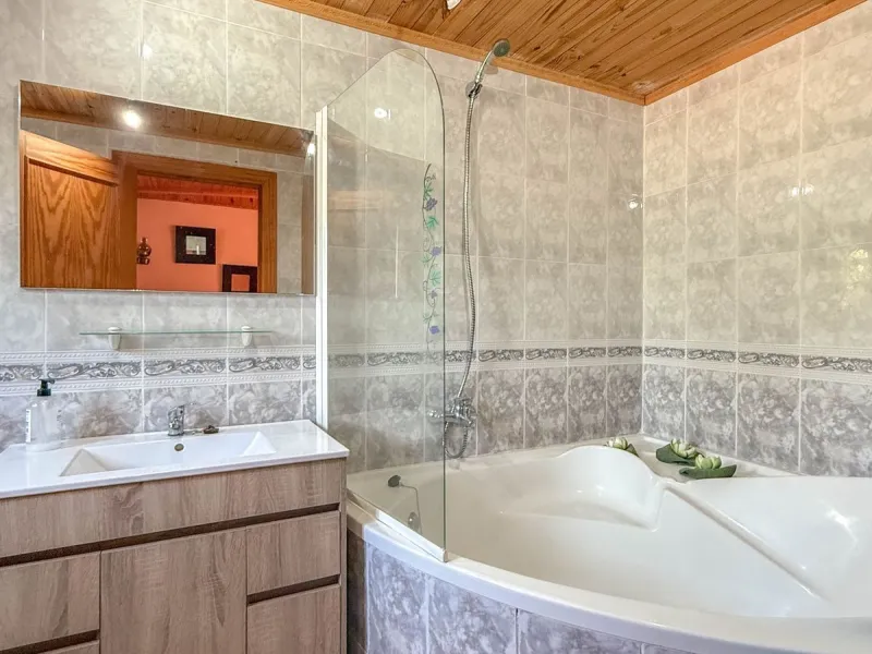 Geräumige Villa mit separatem Gästeappartement in ruhiger Lage