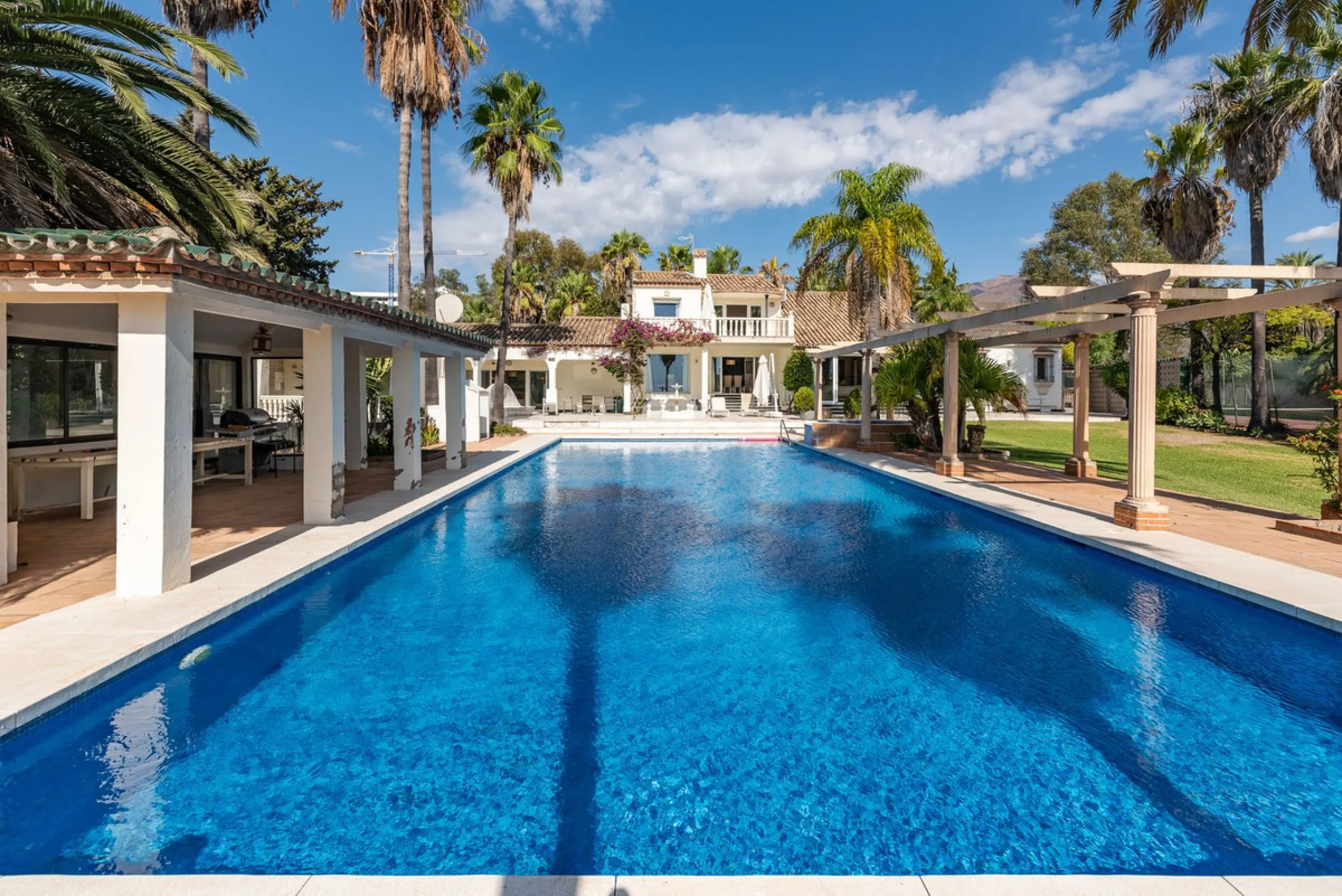 Investment Opportunity in Estepona – Villa with 8,000 m² Plot