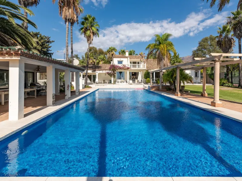 Investment Opportunity in Estepona – Villa with 8,000 m² Plot