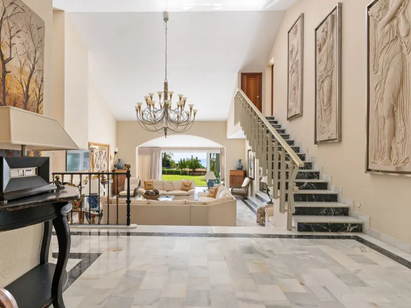 Investment Opportunity in Estepona – Villa with 8,000 m² Plot