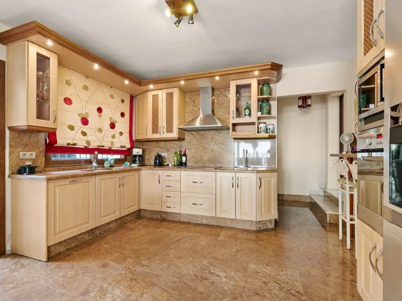 Investment Opportunity in Estepona – Villa with 8,000 m² Plot