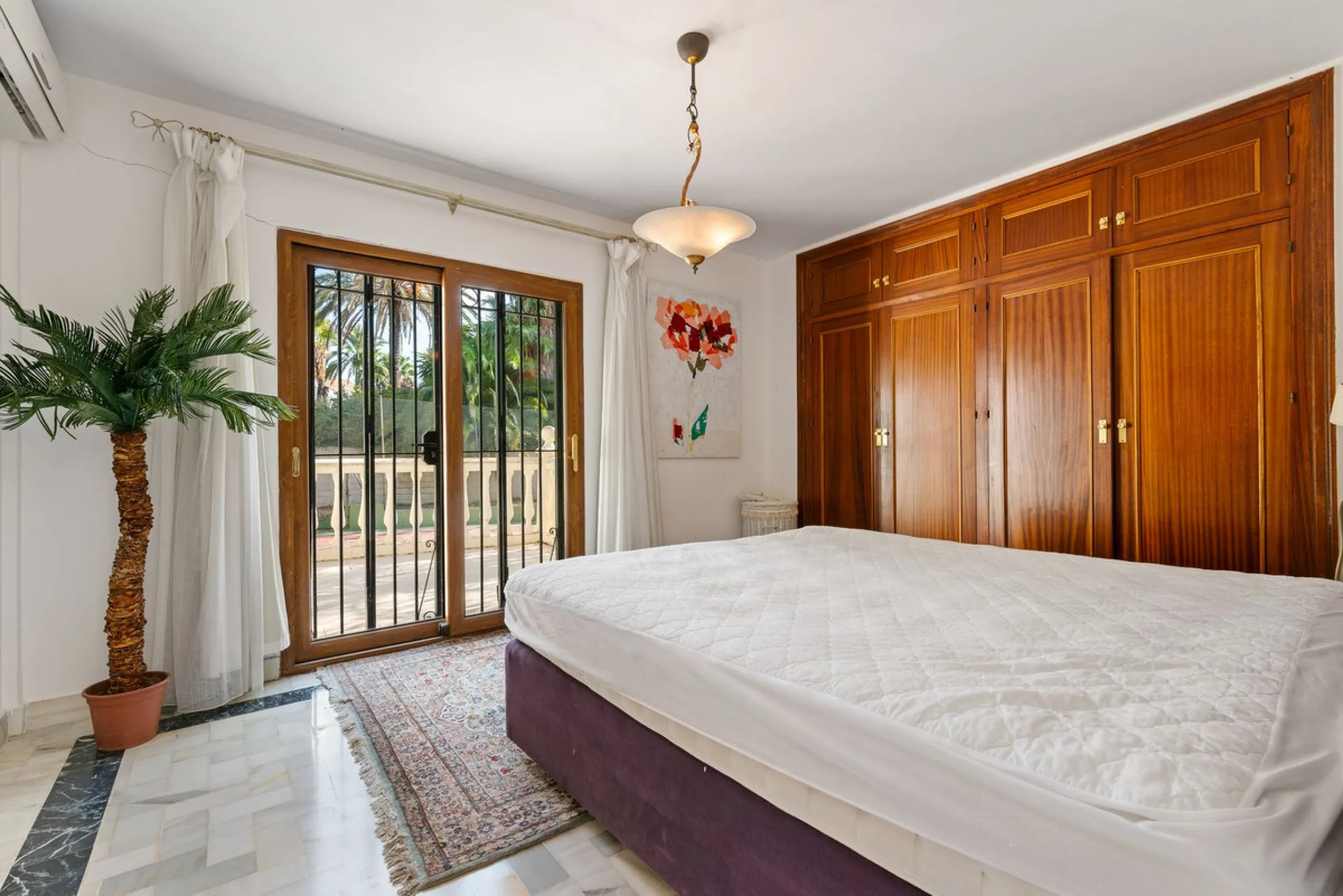Investment Opportunity in Estepona – Villa with 8,000 m² Plot
