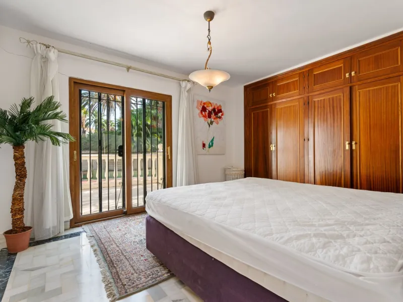 Investment Opportunity in Estepona – Villa with 8,000 m² Plot