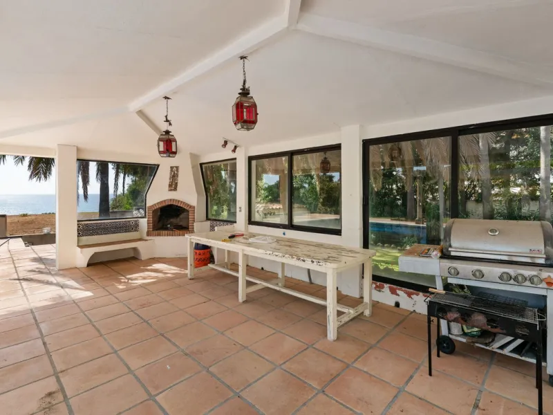 Investment Opportunity in Estepona – Villa with 8,000 m² Plot