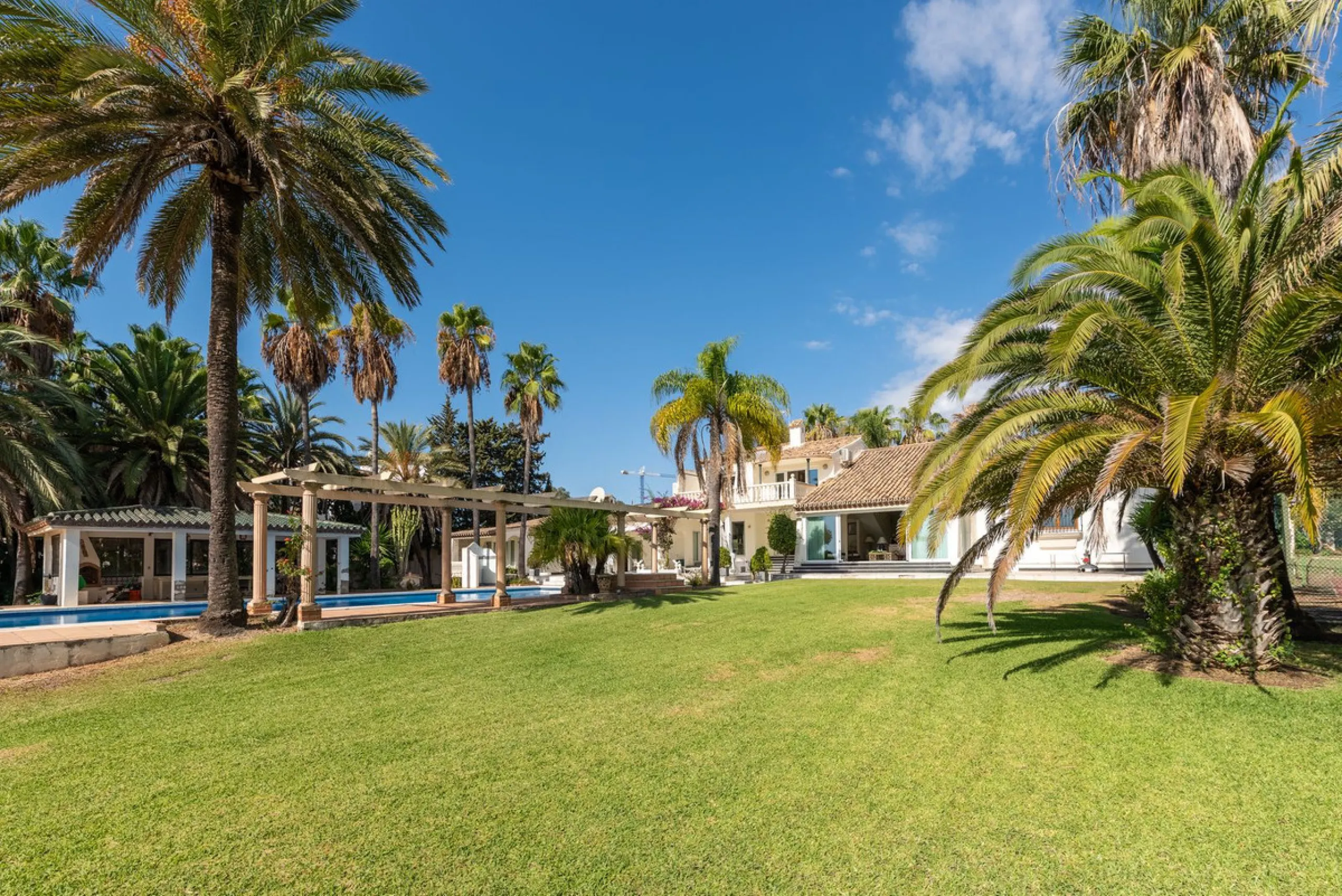 Investment Opportunity in Estepona – Villa with 8,000 m² Plot