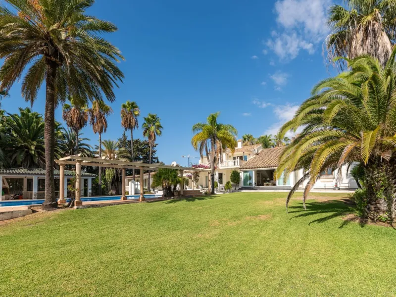 Investment Opportunity in Estepona – Villa with 8,000 m² Plot