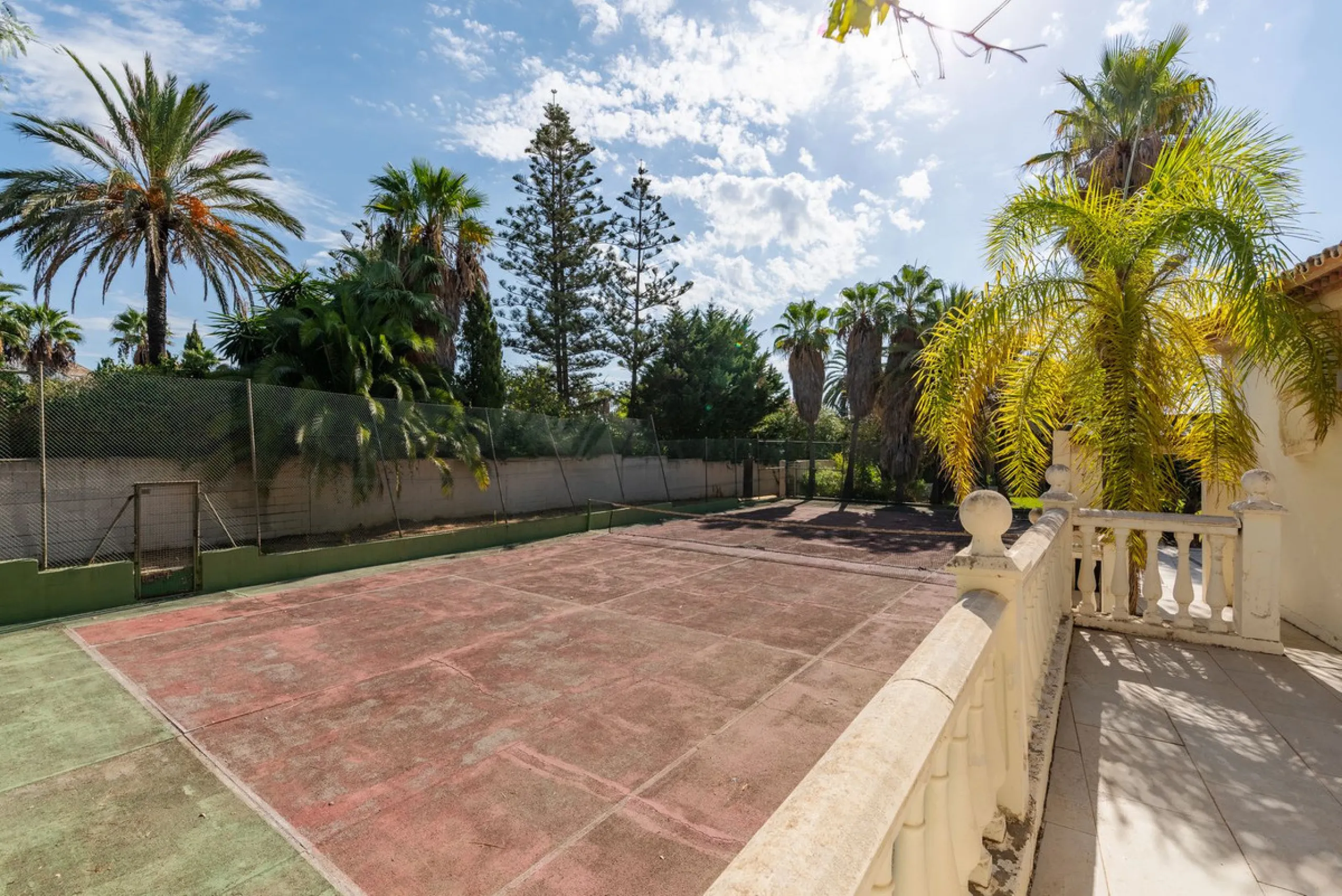 Investment Opportunity in Estepona – Villa with 8,000 m² Plot