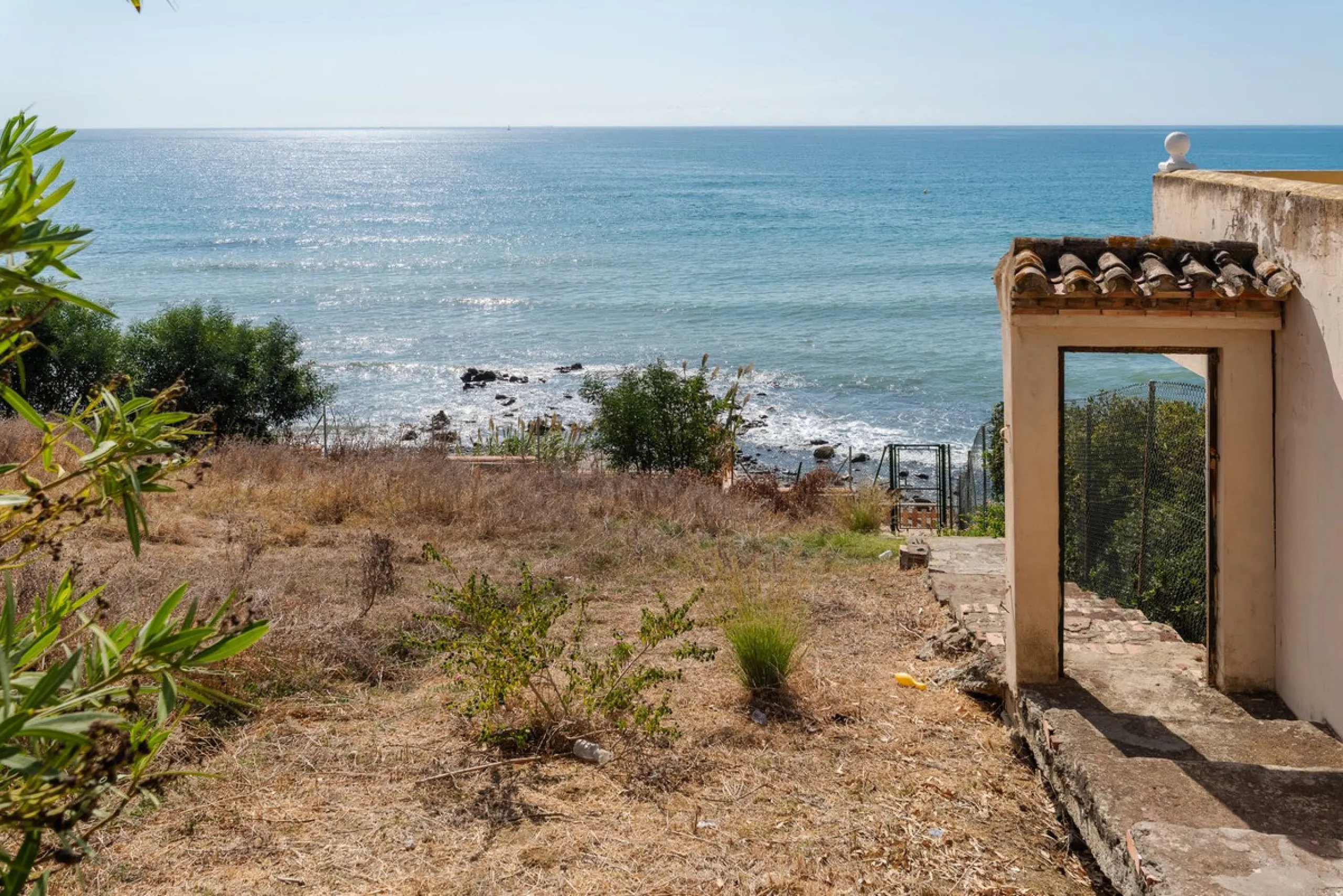 Investment Opportunity in Estepona – Villa with 8,000 m² Plot