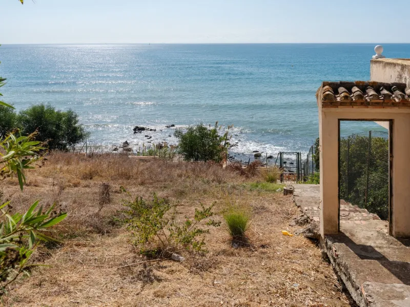 Investment Opportunity in Estepona – Villa with 8,000 m² Plot