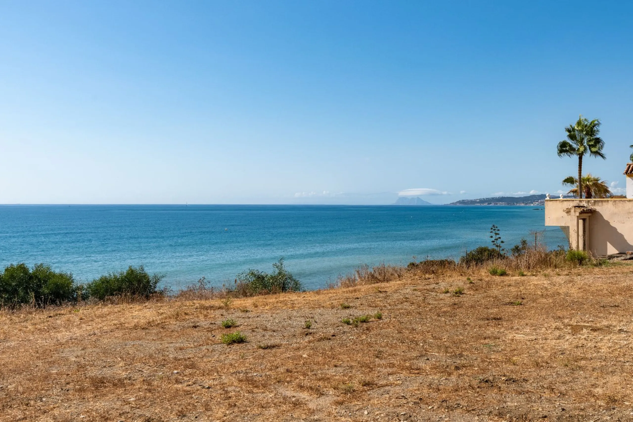 Investment Opportunity in Estepona – Villa with 8,000 m² Plot