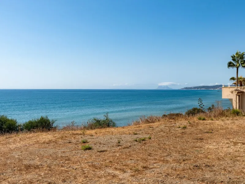 Investment Opportunity in Estepona – Villa with 8,000 m² Plot