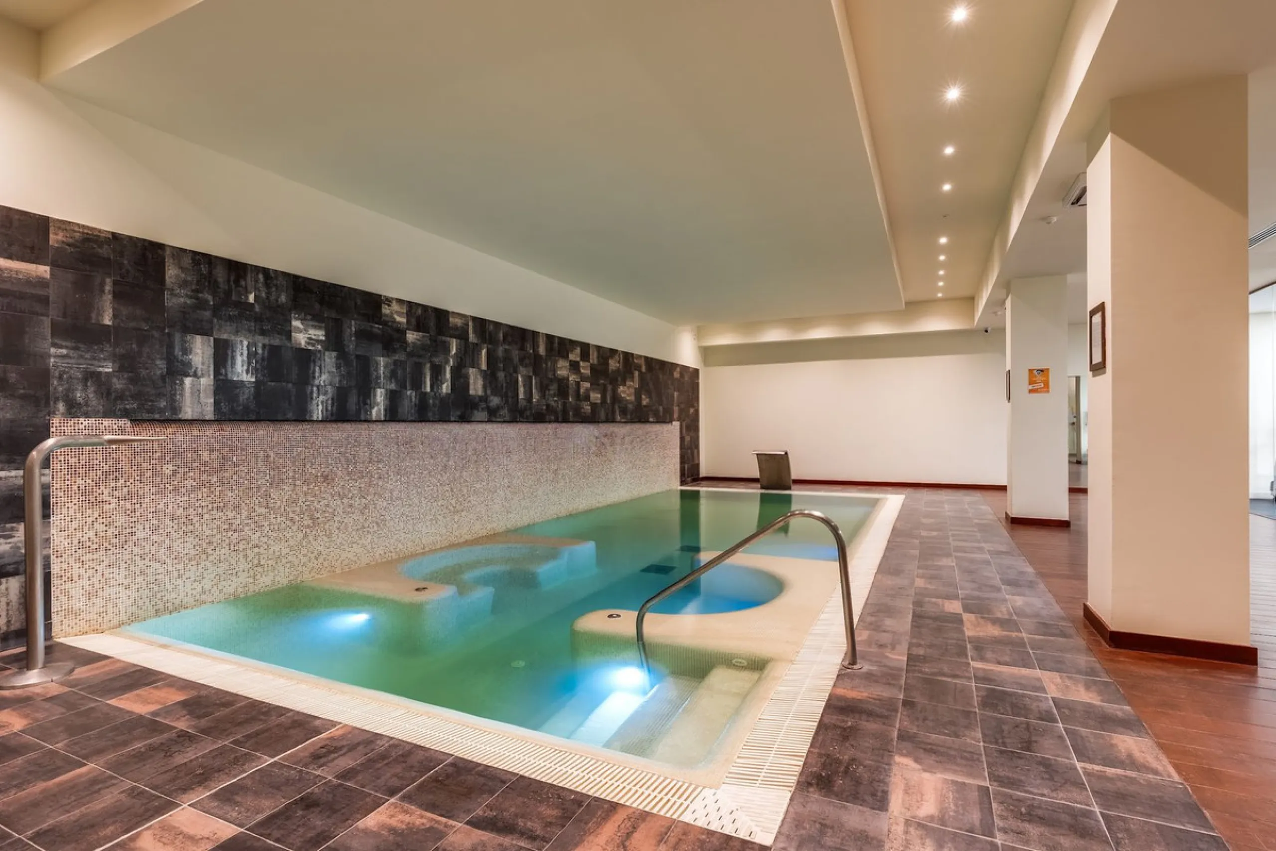 Discover the elegance and tranquility of Benatalaya, an exclusive development located on the Atalaya , Estepona. Surrounded by golf courses and nature, this prestigious gated community offers a unique lifestyle, combining security, comfort, and a privileg