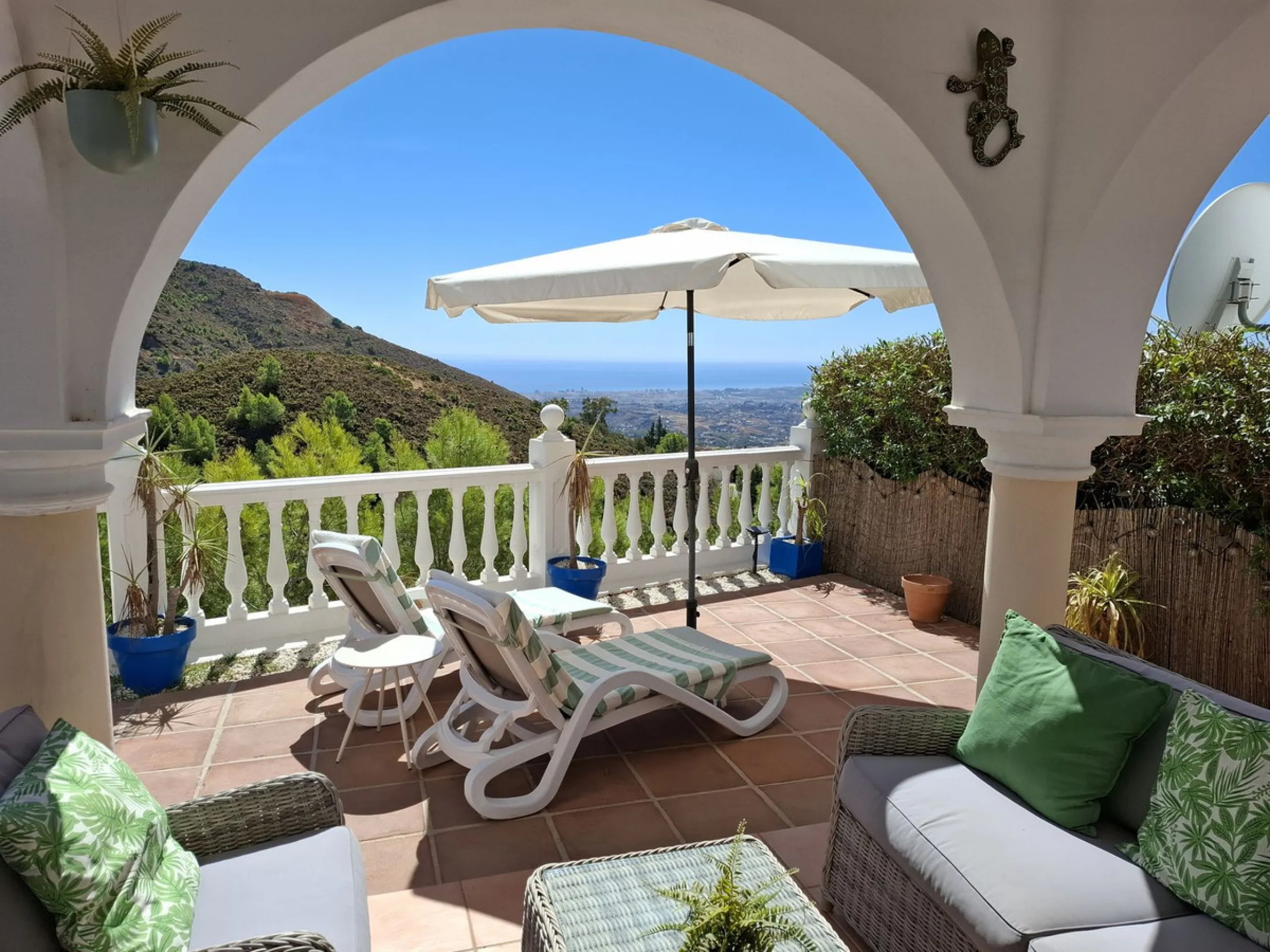 Charming 2-Bedroom Townhouse with Panoramic Views in Pueblo Valtocado, Mijas