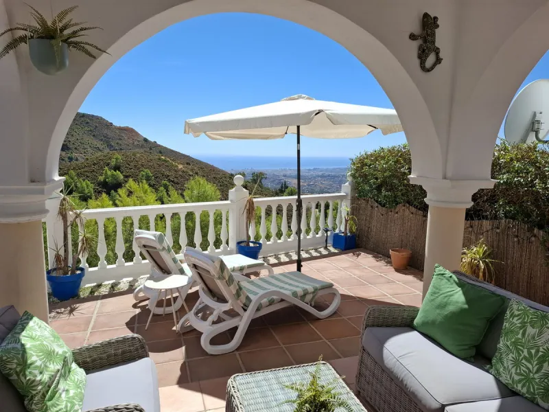 Charming 2-Bedroom Townhouse with Panoramic Views in Pueblo Valtocado, Mijas