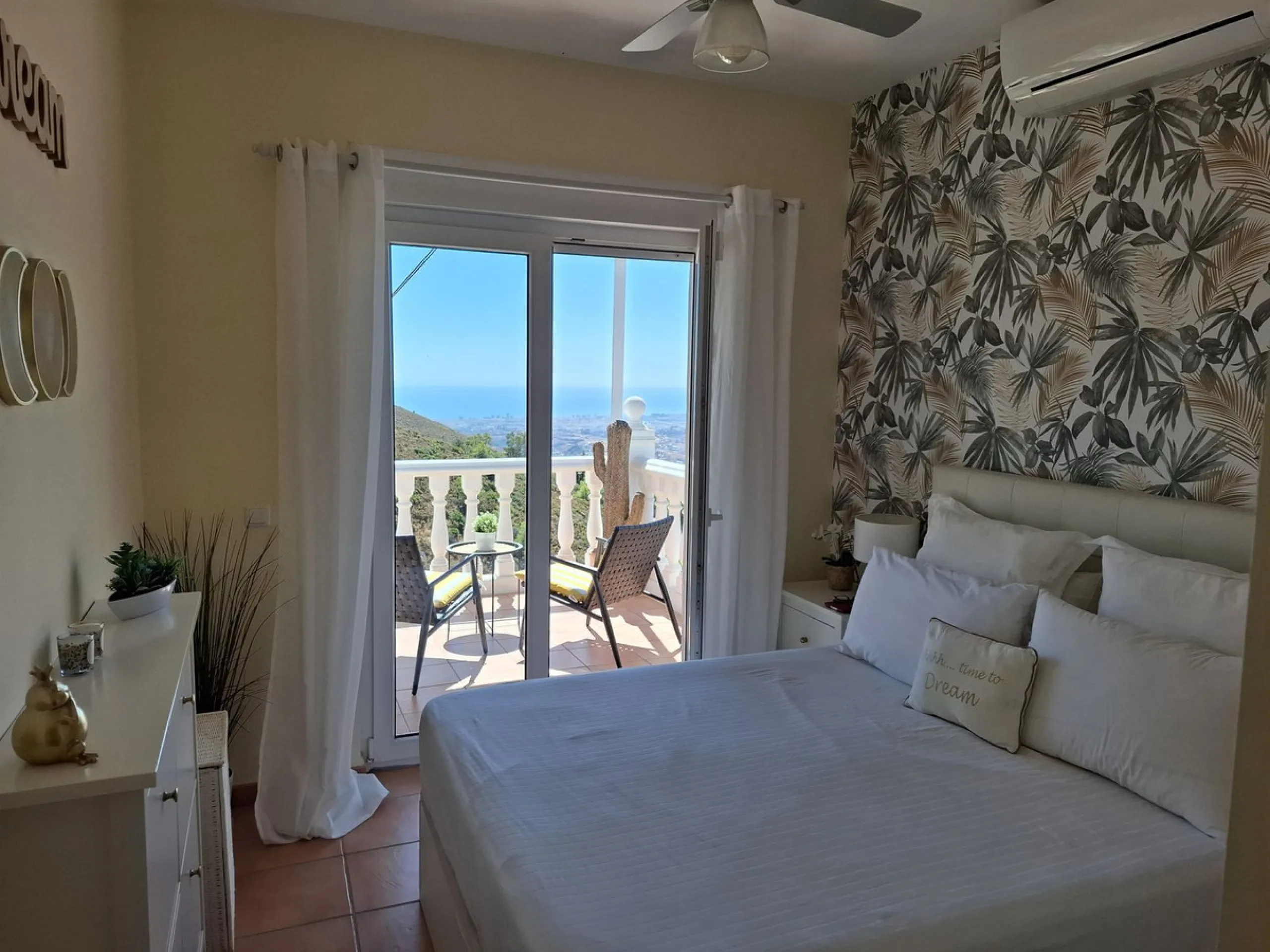 Charming 2-Bedroom Townhouse with Panoramic Views in Pueblo Valtocado, Mijas