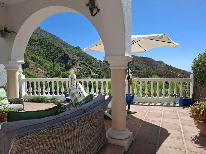 Charming 2-Bedroom Townhouse with Panoramic Views in Pueblo Valtocado, Mijas