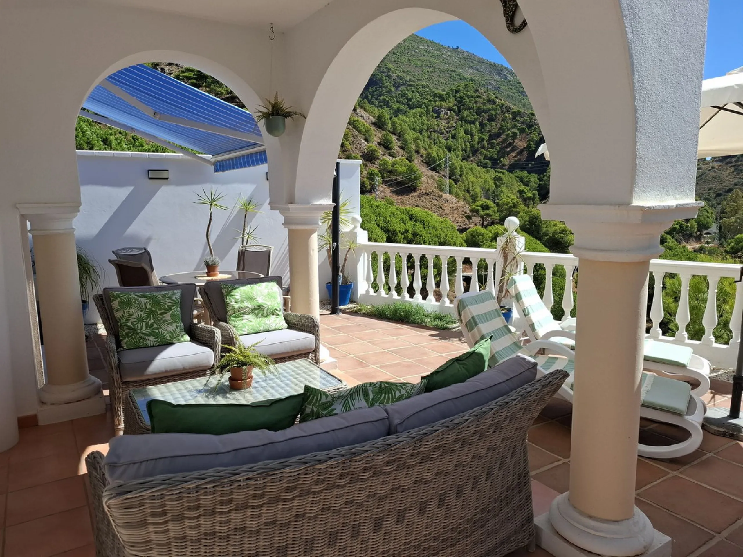 Charming 2-Bedroom Townhouse with Panoramic Views in Pueblo Valtocado, Mijas