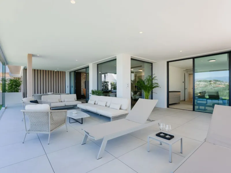 Unique property located in one of the most exclusive Boutique complexes in Marbella East, Marbella Sunset, right above the UNESCO protected Artola sand dunes and just a few steps from the golf course.