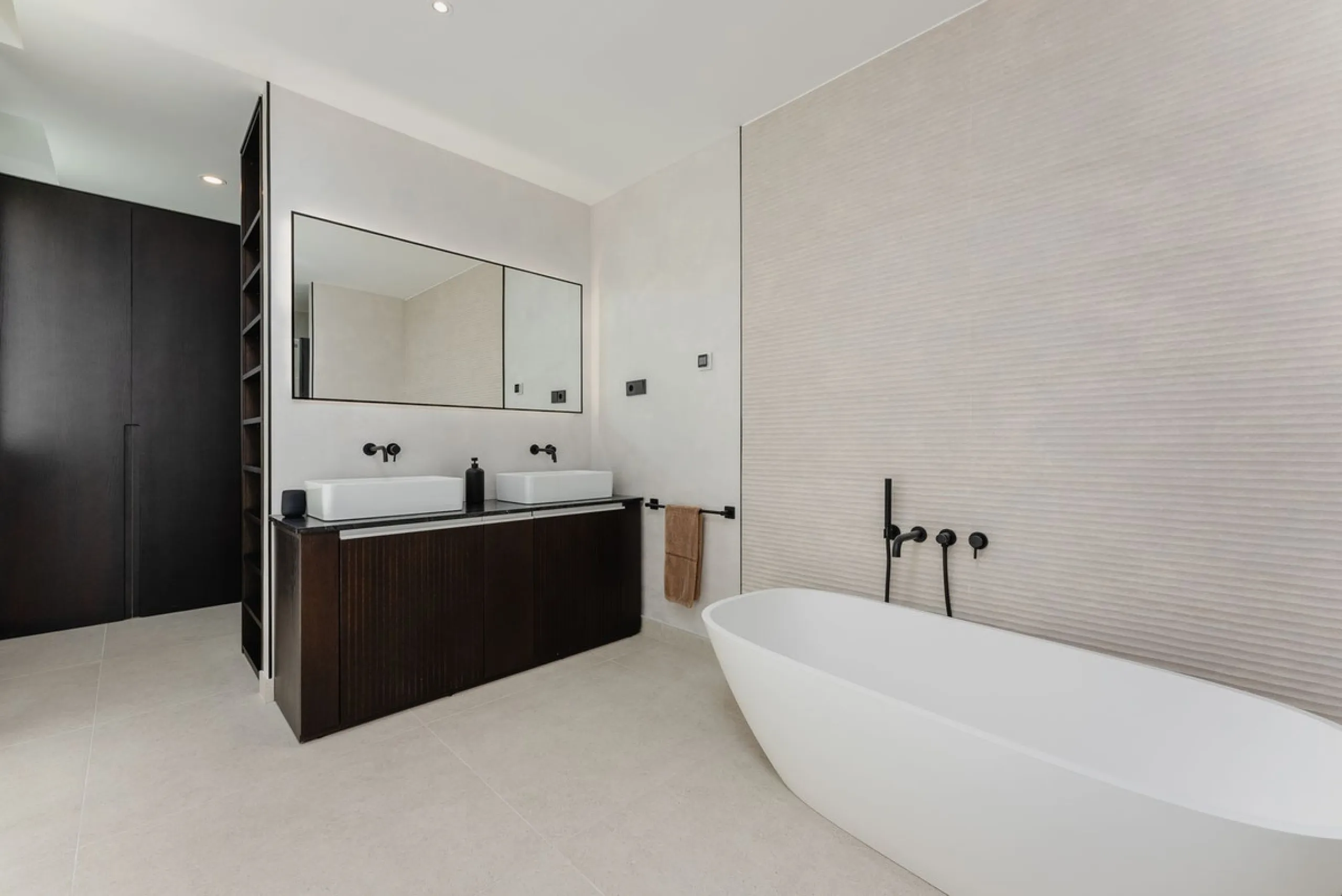 Unique property located in one of the most exclusive Boutique complexes in Marbella East, Marbella Sunset, right above the UNESCO protected Artola sand dunes and just a few steps from the golf course.