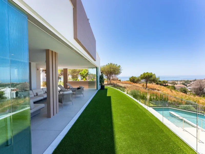 Unique property located in one of the most exclusive Boutique complexes in Marbella East, Marbella Sunset, right above the UNESCO protected Artola sand dunes and just a few steps from the golf course.