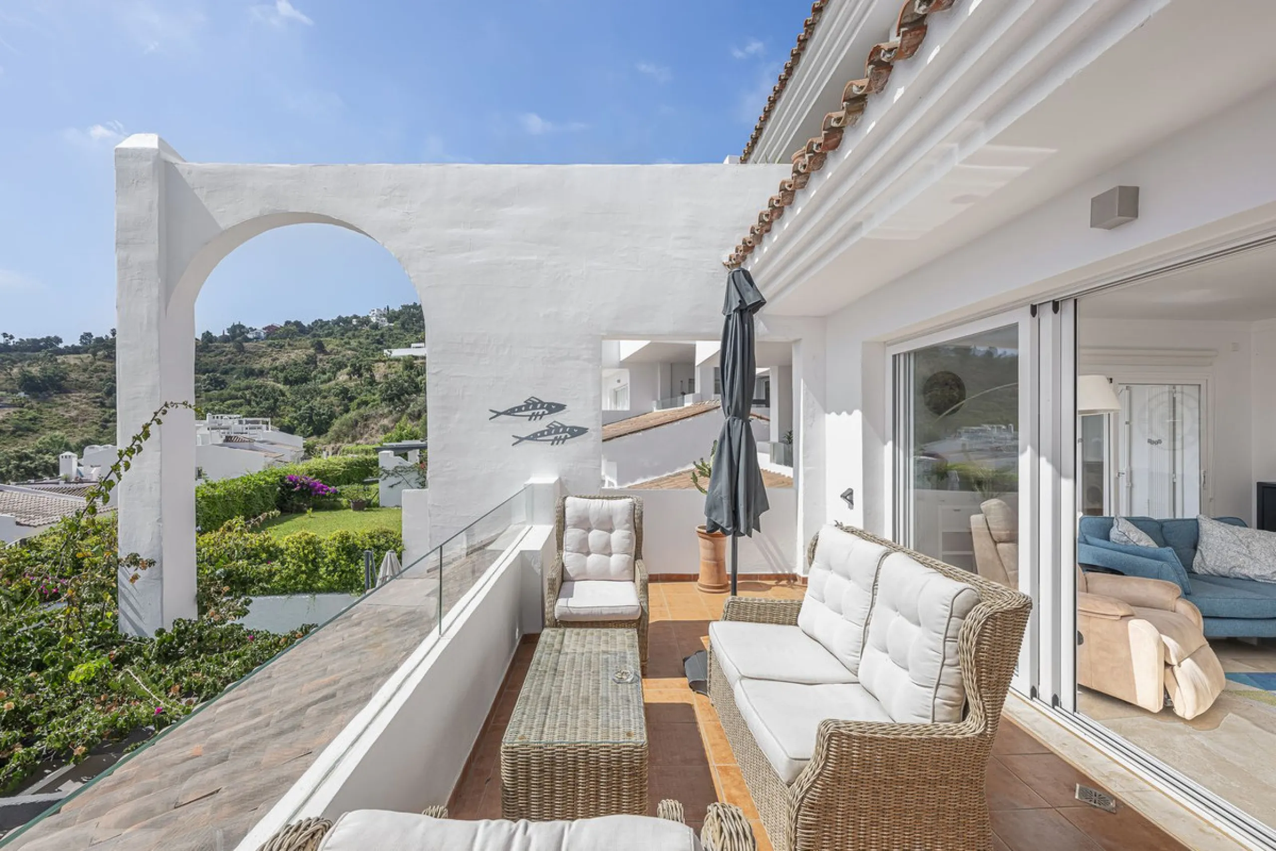 Sea views and 3 bedrooms is offering this exclusive apartment in Elviria Alta / La Mairena and enchants with breathtaking panoramic views over the sea and the mountains – a place where peace, nature, and the Mediterranean lifestyle blend in perfect harmon