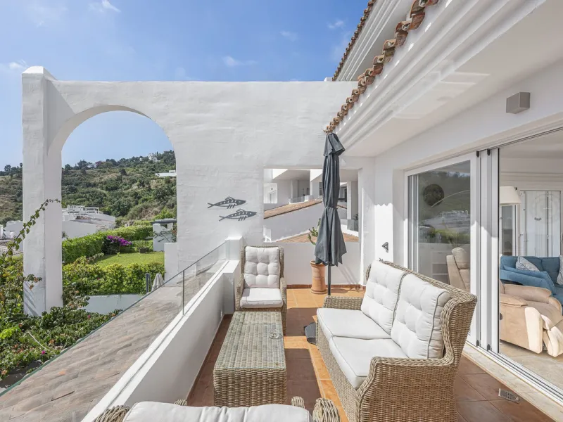 Sea views and 3 bedrooms is offering this exclusive apartment in Elviria Alta / La Mairena and enchants with breathtaking panoramic views over the sea and the mountains – a place where peace, nature, and the Mediterranean lifestyle blend in perfect harmon