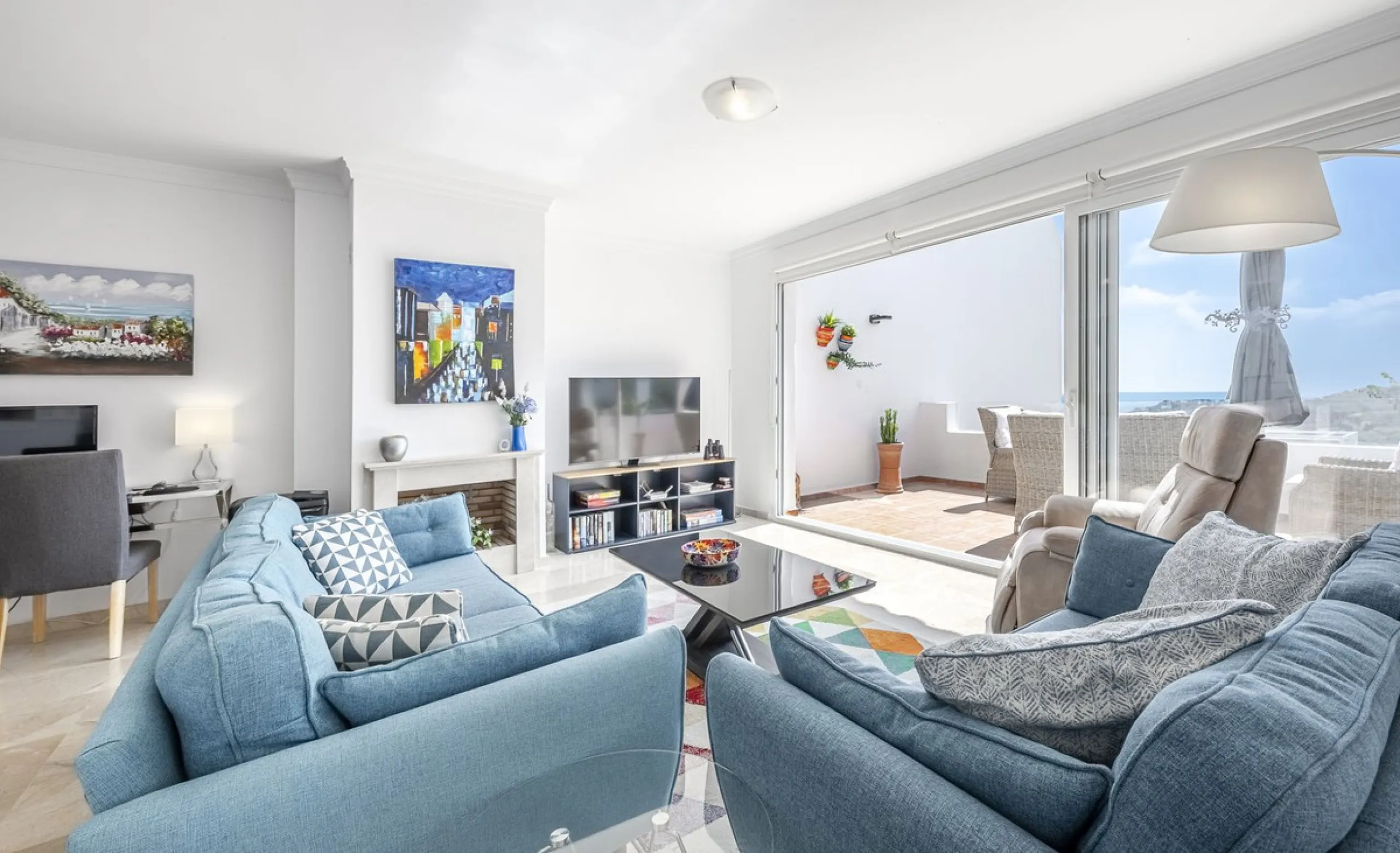 Sea views and 3 bedrooms is offering this exclusive apartment in Elviria Alta / La Mairena and enchants with breathtaking panoramic views over the sea and the mountains – a place where peace, nature, and the Mediterranean lifestyle blend in perfect harmon
