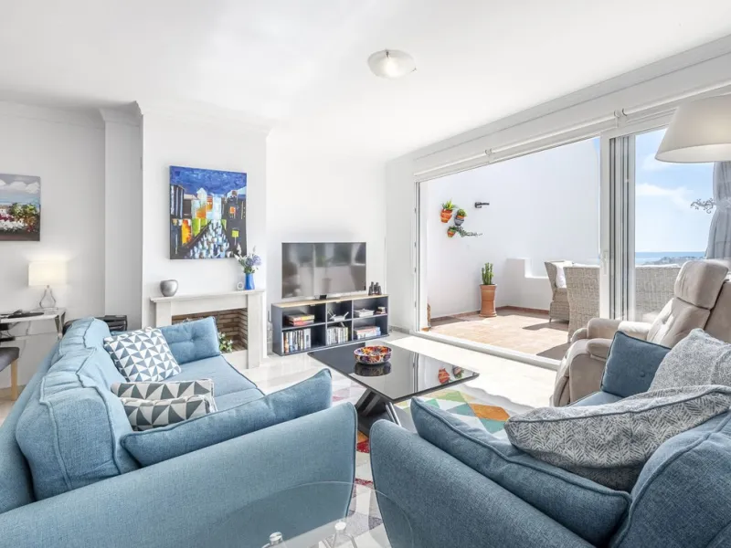 Sea views and 3 bedrooms is offering this exclusive apartment in Elviria Alta / La Mairena and enchants with breathtaking panoramic views over the sea and the mountains – a place where peace, nature, and the Mediterranean lifestyle blend in perfect harmon