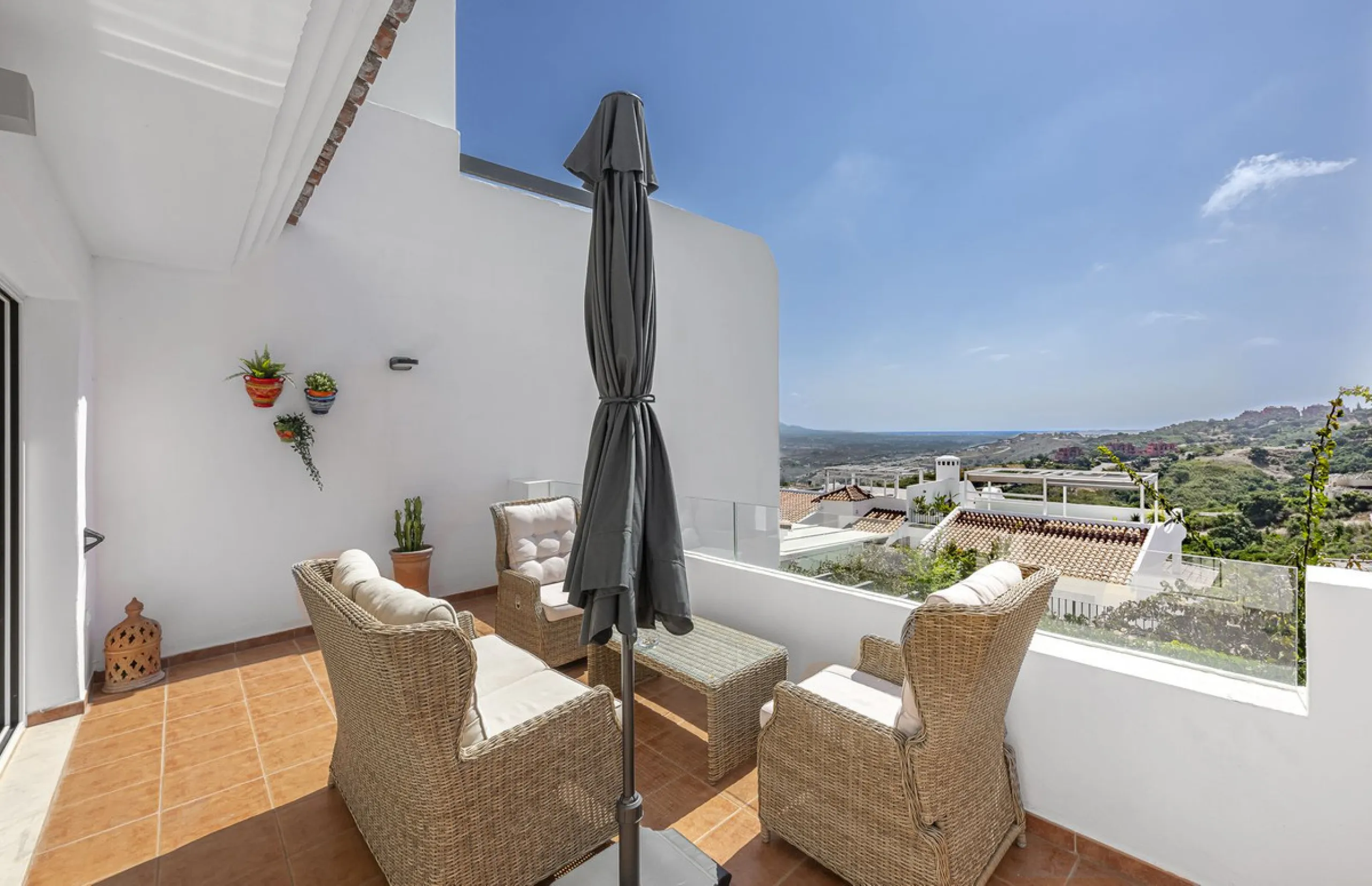 Sea views and 3 bedrooms is offering this exclusive apartment in Elviria Alta / La Mairena and enchants with breathtaking panoramic views over the sea and the mountains – a place where peace, nature, and the Mediterranean lifestyle blend in perfect harmon