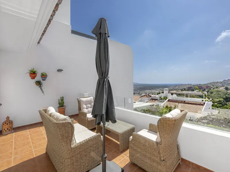 Sea views and 3 bedrooms is offering this exclusive apartment in Elviria Alta / La Mairena and enchants with breathtaking panoramic views over the sea and the mountains – a place where peace, nature, and the Mediterranean lifestyle blend in perfect harmon