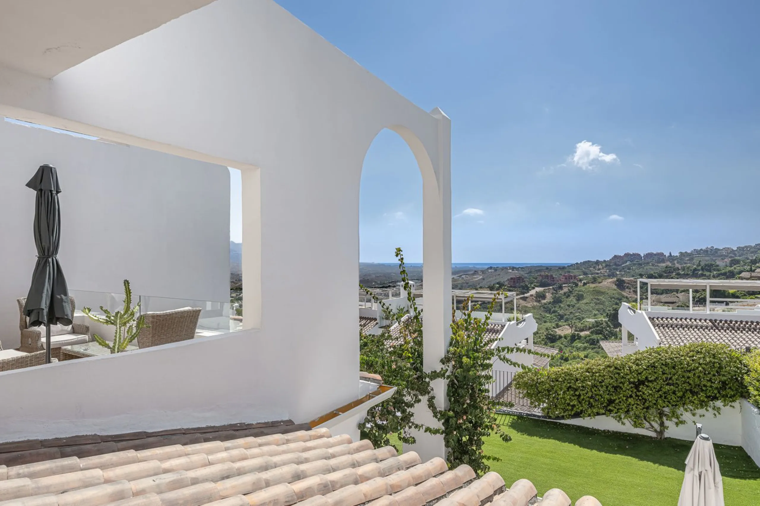 Sea views and 3 bedrooms is offering this exclusive apartment in Elviria Alta / La Mairena and enchants with breathtaking panoramic views over the sea and the mountains – a place where peace, nature, and the Mediterranean lifestyle blend in perfect harmon