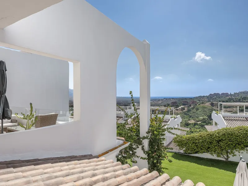 Sea views and 3 bedrooms is offering this exclusive apartment in Elviria Alta / La Mairena and enchants with breathtaking panoramic views over the sea and the mountains – a place where peace, nature, and the Mediterranean lifestyle blend in perfect harmon