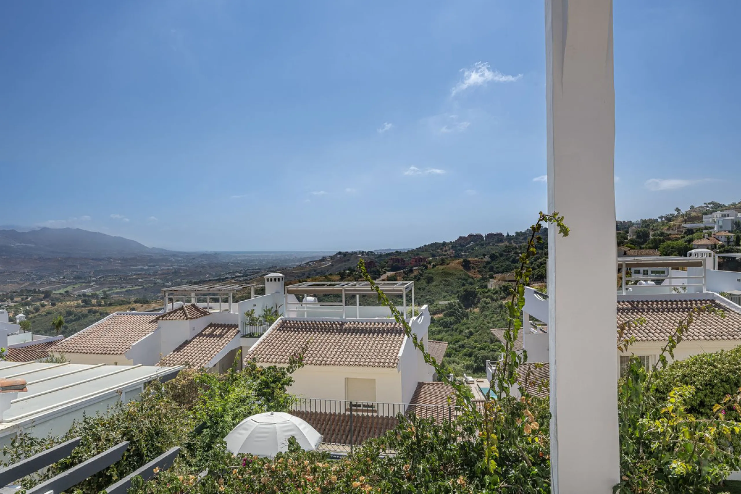 Sea views and 3 bedrooms is offering this exclusive apartment in Elviria Alta / La Mairena and enchants with breathtaking panoramic views over the sea and the mountains – a place where peace, nature, and the Mediterranean lifestyle blend in perfect harmon
