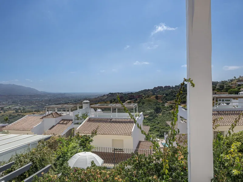 Sea views and 3 bedrooms is offering this exclusive apartment in Elviria Alta / La Mairena and enchants with breathtaking panoramic views over the sea and the mountains – a place where peace, nature, and the Mediterranean lifestyle blend in perfect harmon