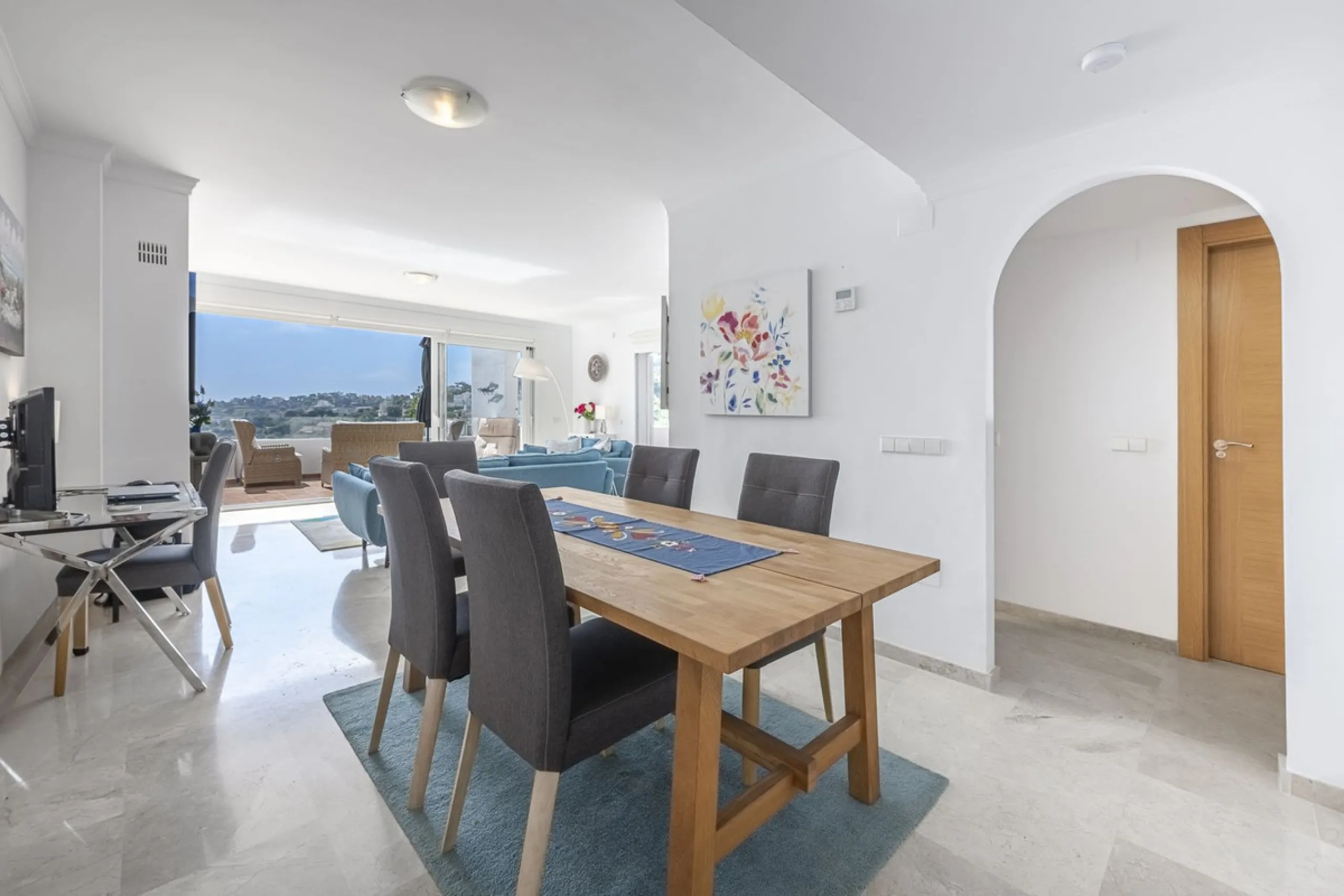 Sea views and 3 bedrooms is offering this exclusive apartment in Elviria Alta / La Mairena and enchants with breathtaking panoramic views over the sea and the mountains – a place where peace, nature, and the Mediterranean lifestyle blend in perfect harmon