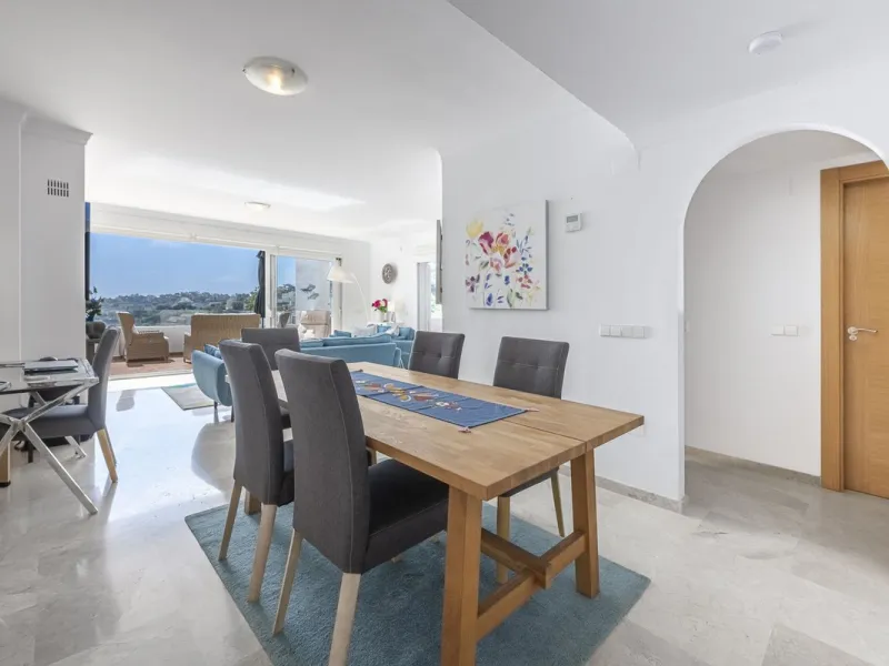Sea views and 3 bedrooms is offering this exclusive apartment in Elviria Alta / La Mairena and enchants with breathtaking panoramic views over the sea and the mountains – a place where peace, nature, and the Mediterranean lifestyle blend in perfect harmon