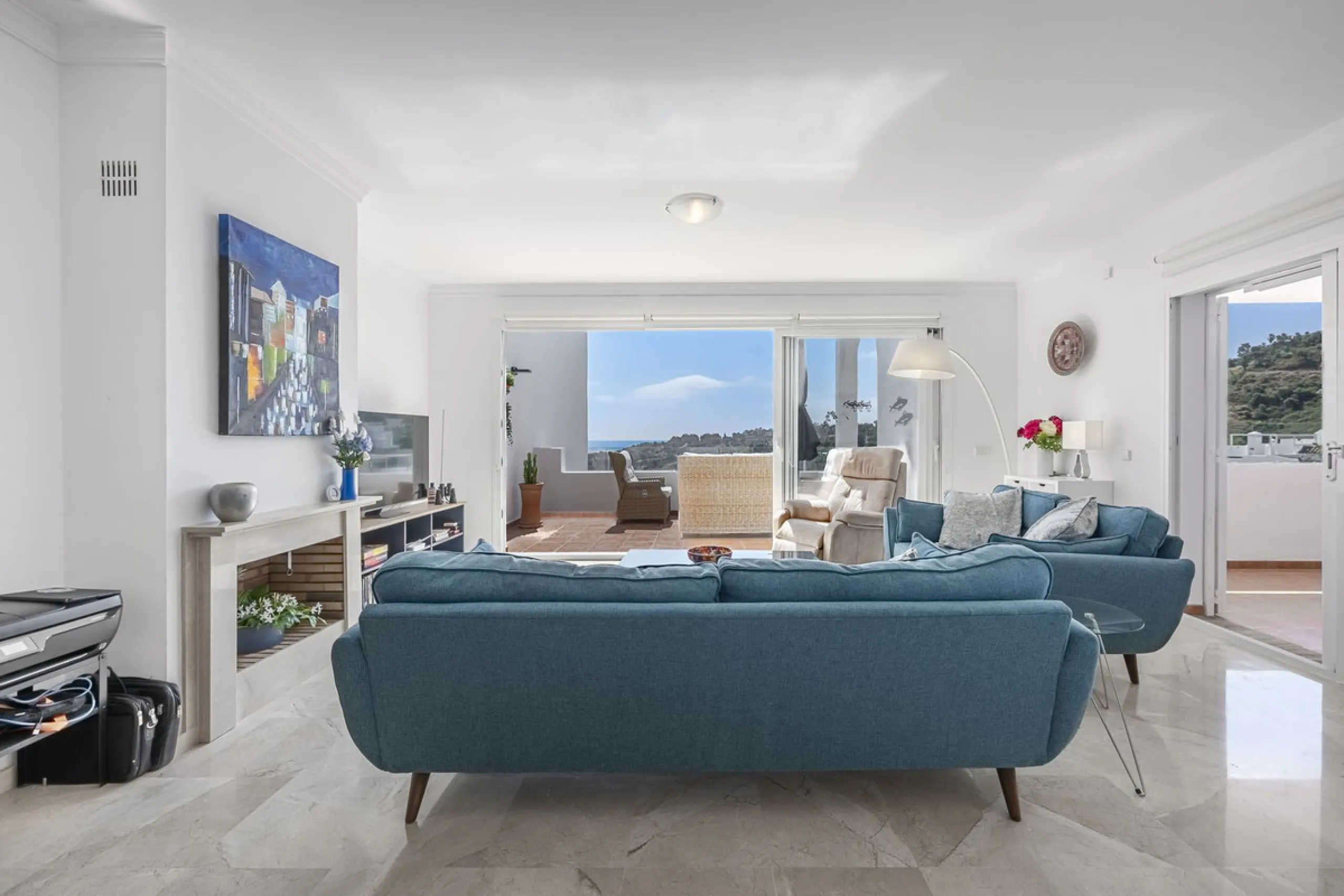 Sea views and 3 bedrooms is offering this exclusive apartment in Elviria Alta / La Mairena and enchants with breathtaking panoramic views over the sea and the mountains – a place where peace, nature, and the Mediterranean lifestyle blend in perfect harmon